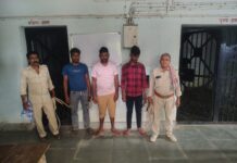 फुल्लीडुमर थाना की पुलिस द्वारा नगरडीह गांव से तीन अभियुक्त को किया गिरफ्तार।