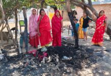 लवकुश घाट में रहस्यमयी आग का आतंक, राख हुआ झोपड़ी, वजह बनी पहेली।