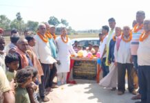 फुल्लीडुमर उत्तरीय के जिप सदस्य ने नव निर्मित पी सी सी सडक का किया शुक्रवार को उद्घाटन।