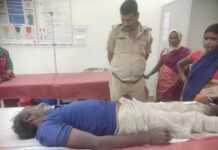 जमीन विवाद को लेकर दो पक्षों में हुई मारपीट एक पक्ष के हुए जख्मी इलाज हेतु खेसर थाना की पुलिस द्वारा लेकर पहुंचा फुल्लीडुमर अस्पताल।