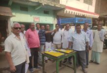 सम्राट चौधरी को भाजपा विधायक दल का नेता एवं बिहार के मुख्यमंत्री बनाए जाने पर खेसर मुख बाजार में एनडीए गठबंधन के कार्यकर्ताओं ने खुशी का इजहार करते हुए छोड़ें पटाखे बांटी गई मिठाई।