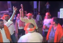 सम्राट चौधरी के मुख्यमंत्री बनने पर रंग अवीर गुलाल लगाते हुए एवं पटाखा छोड़ते हुए किया खुशी का इजहार।