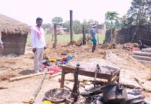लौरिया के बेलवा रमौली गांव में बिजली के शॉर्ट सर्किट से टाट फूस के तीन घरों में लगी आग।