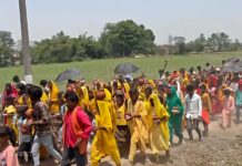 501 कन्याओं की कलश यात्रा के साथ मां दुर्गा मंदिर में प्राण प्रतिष्ठा, लौरिया में उमड़ा जनसैलाब।