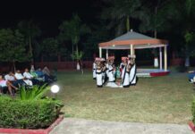 वाल्मीकिनगर में पर्यटन को नया रंग, झमटा नृत्य पर रेंजर की नजर, कलाकारों को दिए सुधार के निर्देश।