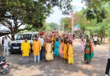 वाल्मीकिनगर में अनोखी कलश यात्रा ने बांधा समां।