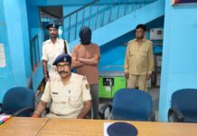 चार किलो ग्राम गांजा, नेपाली बाइक सहित तस्कर गिरफ्तार, साठी लौरिया थाना सीमा स्थित जवाहरपुर घाट पर चढ़ा हत्थे।