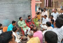 सूबेदार मेजर के आकस्मिक निधन पर विधायक मनोज यादव परिजनों के घर पर पहुंचकर दिलाया संतोना कहा इस दुख के घड़ी में मदद करने को तैयार।