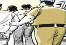 शराब पीकर हंगामा करने वाले तीन शराबियों को पुलिस ने किया गिरफ्तार।