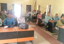 जिला नोडल पदाधिकारी एवं प्रखंड विकास पदाधिकारी के उपस्थिति में प्रखंड सभागार में जनगणना पर्यवेक्षकों के साथ हुई बैठक।