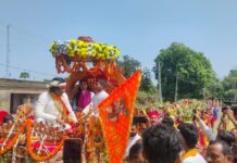 प्रखंड के तेलिया गांव में आज मंगलवार को भागवत कथा को लेकर सुवह निकाली गयी कलश शोभायात्रा।