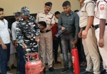 सामुदायिक स्वास्थ्य केंद्र फुल्लीडुमर में अग्नि सुरक्षा सप्ताह कार्यक्रम को किया गया आयोजन।