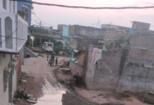 ग्रामीण पथ पर बरसात के पानी से जल जमाव, राहगीर परेशान।