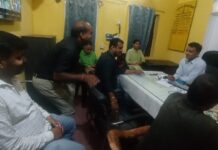 19 मर्ई से शुरू होने वाले सहयोग शिविर को लेकर अंचल अधिकारी ने अपने कक्ष में आंचल कर्मियों के साथ की बैठक।