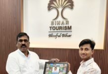 पर्यटन मंत्री को वाल्मीकिनगर आने का न्योता, युवा समाजसेवी नितेश ने सौंपा पर्यटन स्थलों का एल्बम।