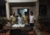 देसी महुआ जप्त करते हुए शराब कारोबारी को किया गिरफ्तार
