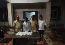 देसी महुआ जप्त करते हुए शराब कारोबारी को किया गिरफ्तार