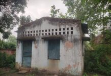 प्राथमिक विद्यालय मधुबन के भवन का स्थिति वदतर शिक्षक और विद्यार्थी को बना है भय।