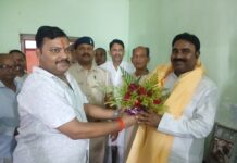प्रखंड के तेलिया गांव में इच्छा पूर्ति हनुमान मंदिर स्थापना दिवस के मौके पर पहुंचे विधायक।