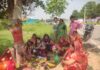 सुहागिन महिलाओं के द्वारा वट सावित्री पुजा करते हुए अपने पति की लंबी उम्र की कामना की।