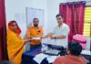 अग्निकांड पीड़िता को प्रशासन की ओर से 12 हजार रुपये का राहत सहायता चेक सौंपा गया।