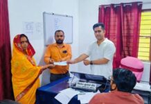 अग्निकांड पीड़िता को प्रशासन की ओर से 12 हजार रुपये का राहत सहायता चेक सौंपा गया।