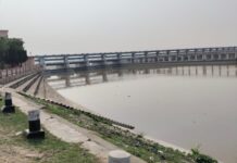गंडक का मटमैला पानी बढ़ा रहा चिंता, तटवर्ती गांवों में बाढ़ की आशंका गहराई, लोग सतर्क होकर करने लगे तैयारी।