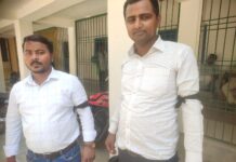 काला बिल्ला लगाकर राजस्व कर्मचारियों ने अपना कार्य करते हुए अपराधियों को शीघ्र गिरफ्तार करने की किया मांग।