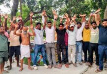 मुखिया के खिलाफ ग्रामीणों का प्रदर्शन, कुआं जीणोद्धार कार्य में अनियमितता का आरोप,