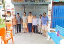 ऑनलाइन दवा बिक्री के खिलाफ वाल्मीकिनगर में दवा व्यवसायियों का प्रदर्शन।