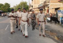 बकरीद को लेकर वाल्मीकिनगर में सुरक्षा का सख्त पहरा, पुलिस-एसएसबी का फ्लैग मार्च, अफवाह फैलाने वालों पर होगी कड़ी कार्रवाई।