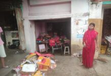 फूललीडुमर मुख बाजार अतिक्रमण का हुआ शिकार जल निकासी नहीं होने के कारण बरसात का पानी घुसा दुकान में।