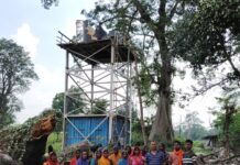 सेमल का विशाल पेड़ गिरने से, पानी की टंकी क्षतिग्रस्त जलापूर्ति ठप, भीषण गर्मी में पेयजल संकट गहराया।