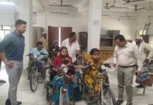 पांच दिव्यांगजनों के बीच ट्राईसाइकिल का वितरण।