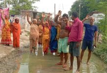 जल जमाव की समस्या से ग्रामीण परेशान, किया नारेबाजी।