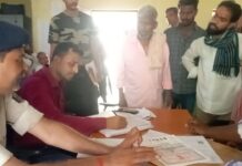भुमी विवाद मामलों को लेकर प्रखंड सभागार फुल्लीडुमर में अंचल अधिकारी मनोज कुमार ने लगाया जनता दरबार।