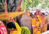 सोमवती अमावस्या पर महिलाओं ने की पीपल पूजा, परिवार के सुख-समृद्धि की मांगी कामना।