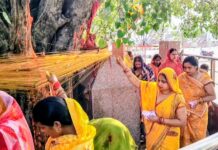 सोमवती अमावस्या पर महिलाओं ने की पीपल पूजा, परिवार के सुख-समृद्धि की मांगी कामना।